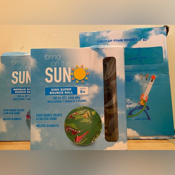 2 Super Bounce Ball and 1 Light up foam rocket - Picture 1 of 1